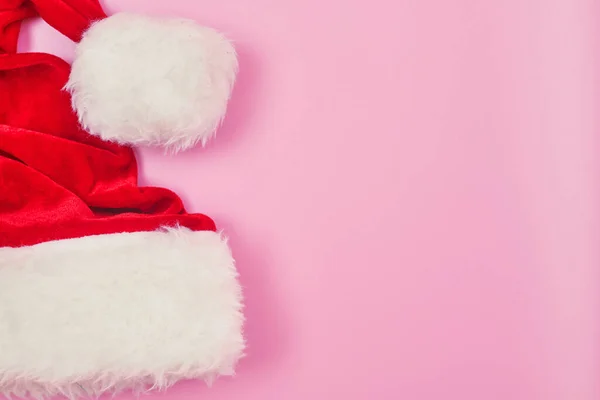 Vánoční klobouk na růžovém pozadí izolovat, copyspace, layout — Stock fotografie