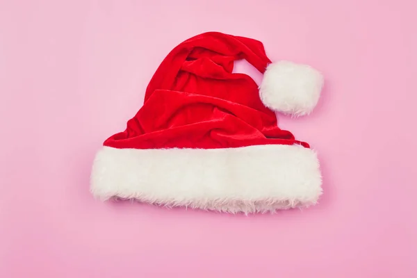 Sombrero de navidad sobre un fondo rosa aislado, copyspace, diseño — Foto de Stock