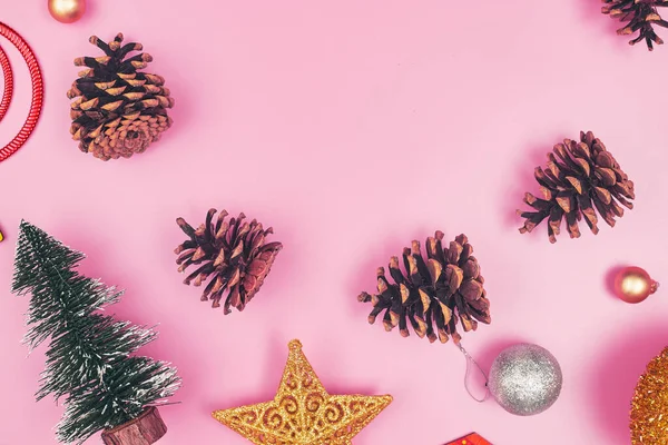 Cornice natalizia fatta di decorazioni su sfondo rosa isolato, copyspace, layout — Foto Stock