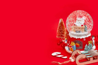 Noel kompozisyonu, kırmızı arka planda hediyeler, telif alanı