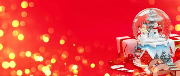 Banner, composição de Natal, presentes no fundo vermelho, copyspace — Fotografia de Stock