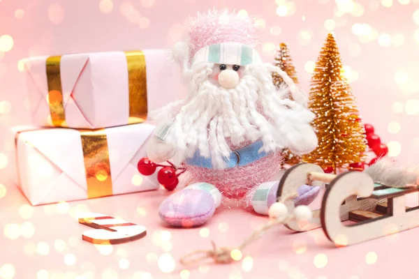 Рождественская композиция, подарки на пастельно-розовом фоне, копирайт — стоковое фото