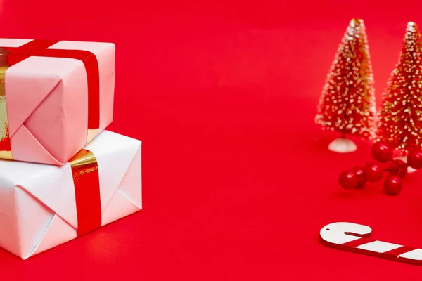 Composición navideña, regalos sobre fondo rojo, copyspace — Foto de Stock