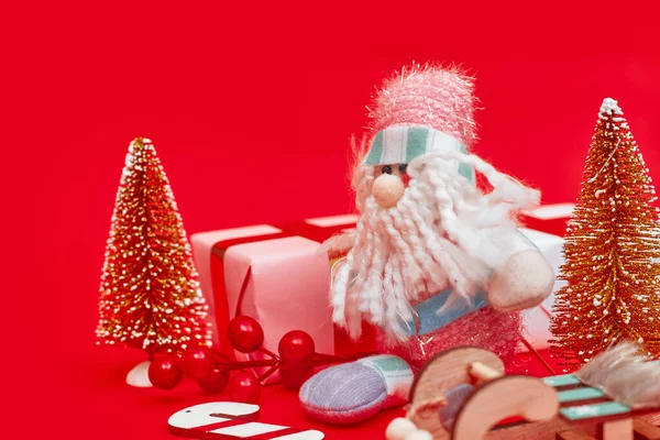Рождественская композиция, подарки на красном фоне, копирайт — стоковое фото
