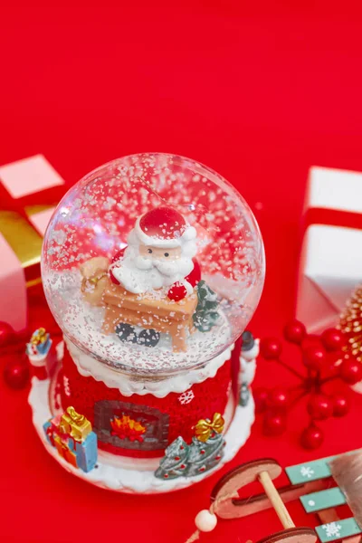 Composición navideña, regalos sobre fondo rojo, copyspace — Foto de Stock
