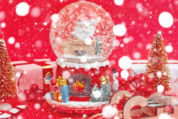Weihnachtskomposition, Geschenke auf rotem Hintergrund, Copyspace — Stockfoto