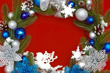 Kırmızı arkaplanda Noel çelengi, düz çizgi, kopyalama alanı