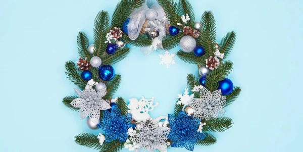 Різдвяний вінок на синьому фоні, плоскогубці, простір для копіювання — стокове фото