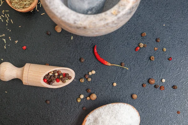 Pimiento picante pequeño y cucharas de madera con especias en la mesa, vista lateral —  Fotos de Stock