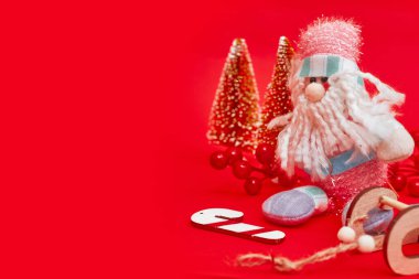 Noel kompozisyonu, kırmızı arka planda hediyeler, telif alanı