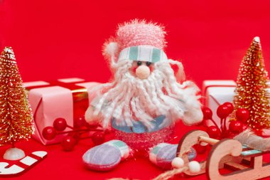 Noel kompozisyonu, kırmızı arka planda hediyeler, telif alanı