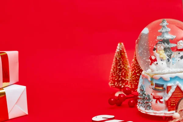 Composizione natalizia, regali su sfondo rosso, copyspace — Foto Stock