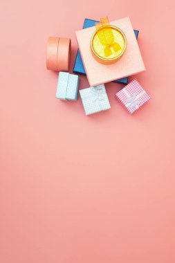 Pembe pastel arka planda hediye kutuları, boşluk kopyalama, düz konum