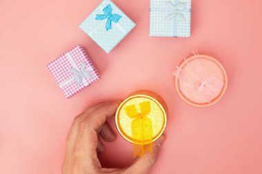 Pembe pastel arka plan üzerinde hediye kutuları, kopyalama alanı, düz yatak