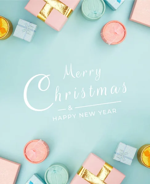 Mutlu Noel kompozisyonu, pastel mavi arka planda hediyeler