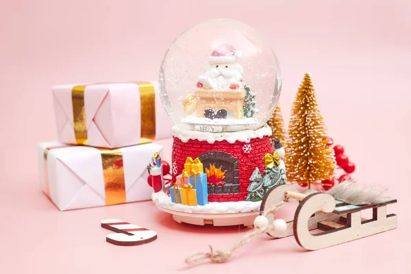 Рождественская композиция, подарки на пастельно-розовом фоне, копирайт — стоковое фото