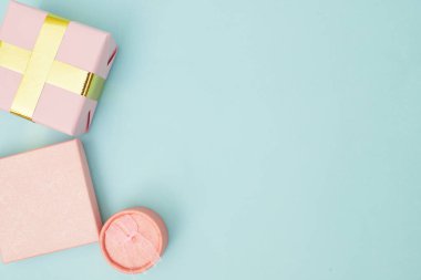 Mavi pastel arkaplan üzerinde hediye kutuları, kopyalama alanı, Flatlay