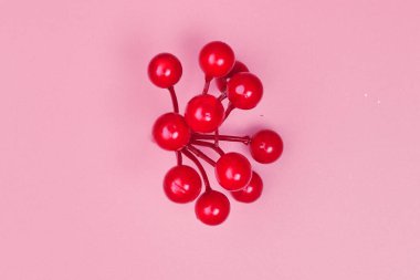 Pembe zemin üzerine Noel süslemesi tecrit, telif alanı, düzen