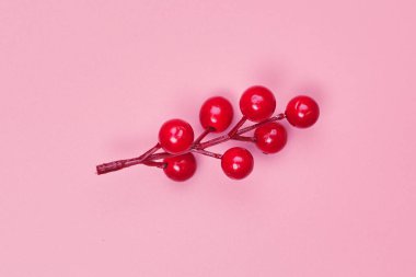 Pembe zemin üzerine Noel süslemesi tecrit, telif alanı, düzen