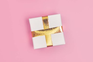 Pembe arka planda altın kurdeleli noel hediyesi tecrit, telif alanı, düzen