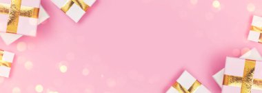 Pembe arka planda bayrak hediyeleri, telif alanı, düzen