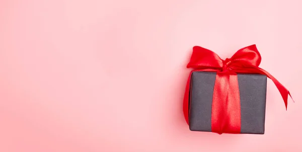 Venerdì nero vendita piatto laici con confezione regalo e nastro, spazio copia, Natale e festivi concetto su sfondo rosa — Foto Stock