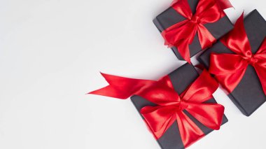 Kara Cuma indirimli daire, hediye kutusu ve kurdelesi, fotokopi alanı, Noel ve tatil konseptiyle beyaz arka planda yatıyordu.