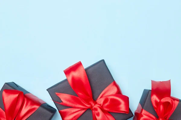 Venerdì nero vendita piatto laici con scatola regalo e nastro, spazio copia, Natale e festivi concetto su sfondo blu — Foto Stock