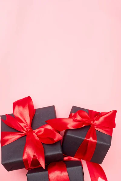 Venerdì nero vendita piatto laici con confezione regalo e nastro, spazio copia, Natale e festivi concetto su sfondo rosa — Foto Stock