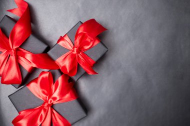 Kara Cuma indirimli daire, hediye kutusu ve kurdelesi, fotokopi alanı, noel ve tatil konseptiyle yatıyordu.