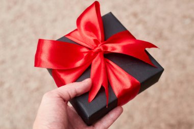 Kara Cuma indirimli daire, hediye kutusu ve kurdelesi, fotokopi alanı, noel ve tatil konseptiyle yatıyordu.