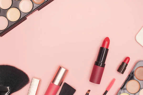 Uppsättning professionella kosmetika, makeup verktyg och tillbehör på rosa bakgrund, skönhet, mode, shopping koncept, platt låg — Stockfoto