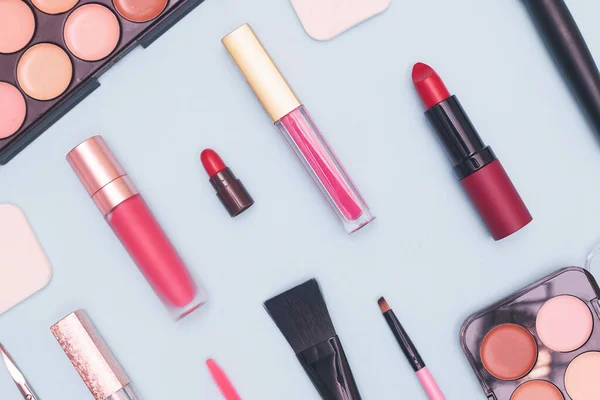 Set van professionele cosmetica, make-up tools en accessoires op blauwe achtergrond, concept van schoonheid, mode, winkelen, platte lay — Stockfoto