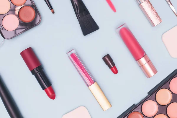 Set van professionele cosmetica, make-up tools en accessoires op blauwe achtergrond, concept van schoonheid, mode, winkelen, platte lay — Stockfoto