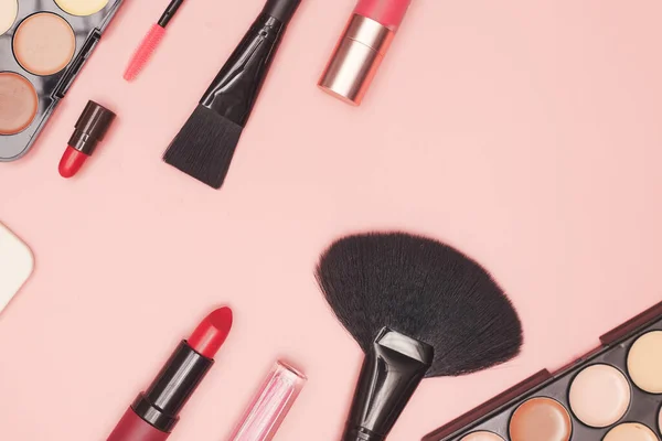Set van professionele cosmetica, make-up tools en accessoires op roze achtergrond, schoonheid, mode, shopping concept, platte lay — Stockfoto
