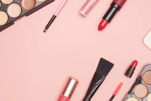 Set van professionele cosmetica, make-up tools en accessoires op roze achtergrond, schoonheid, mode, shopping concept, platte lay — Stockfoto