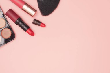 Profesyonel makyaj malzemeleri, makyaj malzemeleri ve pembe arka plan, güzellik, moda, alışveriş konsepti, düz yatak