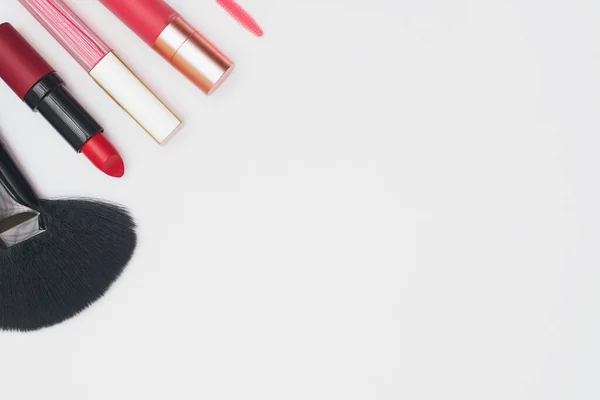 Set van professionele cosmetica, make-up tools en accessoires geïsoleerd op witte achtergrond, schoonheid, mode, shopping concept, platte lay — Stockfoto