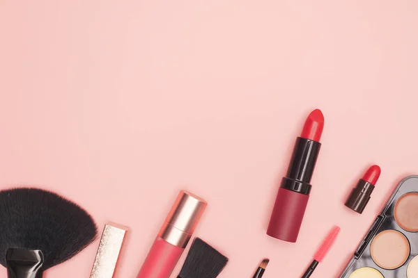 Uppsättning professionella kosmetika, makeup verktyg och tillbehör på rosa bakgrund, skönhet, mode, shopping koncept, platt låg — Stockfoto