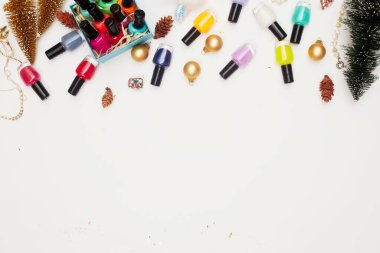 Noel konsepti, yeni yıl, ojeli manikür, beyaz arka planda pedikür, fotokopi alanı, düz yatak