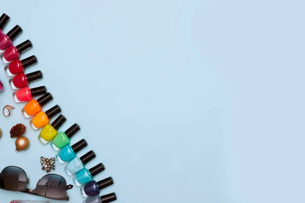 Koncept, manikyr med nagellack, pedikyr på blå bakgrund, kopieringsutrymme, Flat Lay — Stockfoto