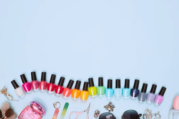 Konzept, Maniküre mit Nagellack, Pediküre auf blauem Hintergrund, Kopierraum, Flat Lay — Stockfoto