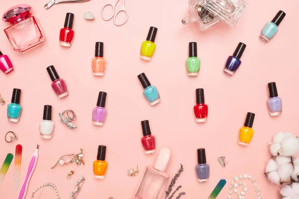 Koncept, manikyr med nagellack, pedikyr på rosa bakgrund, kopieringsutrymme, Flat Lay — Stockfoto