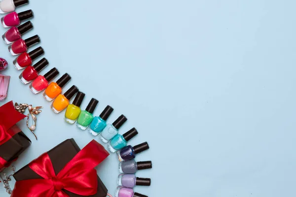 Kara Cuma konsepti, ojeli manikür, mavi arka planda pedikür, fotokopi alanı, düz yatak