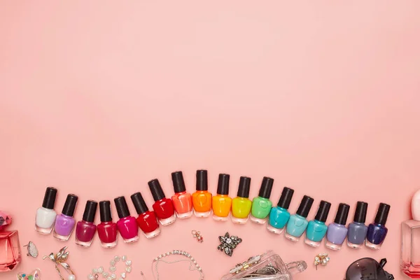 Koncept, manikyr med nagellack, pedikyr på rosa bakgrund, kopieringsutrymme, Flat Lay — Stockfoto