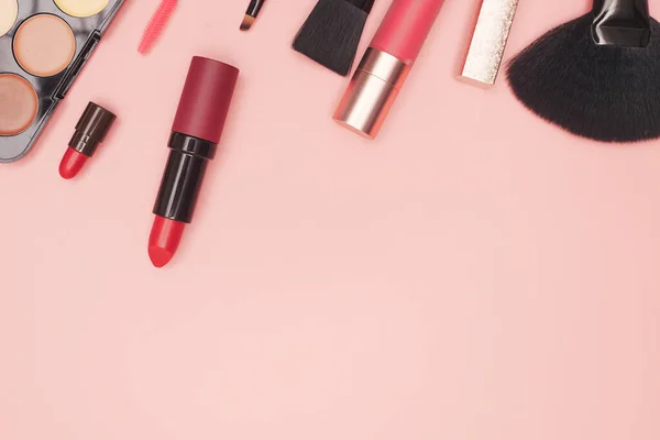 Uppsättning professionella kosmetika, makeup verktyg och tillbehör på rosa bakgrund, skönhet, mode, shopping koncept, platt låg — Stockfoto