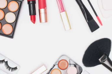 Profesyonel kozmetik ürünleri, makyaj malzemeleri ve aksesuarlar beyaz arka plan, güzellik, moda, alışveriş konsepti, düz yatak