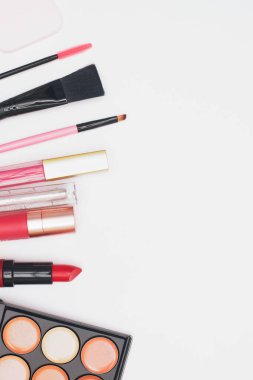 Profesyonel kozmetik ürünleri, makyaj malzemeleri ve aksesuarlar beyaz arka plan, güzellik, moda, alışveriş konsepti, düz yatak