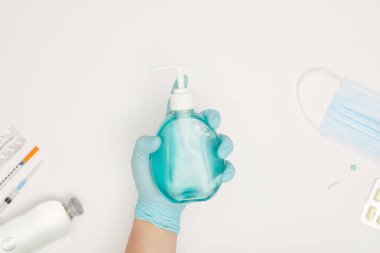 Beyaz arka plan covid-19 koronavirüs önleme kavramına izole edilmiş elleri yıkamak için kullanılan alkol dezenfektan jel şişesi düzdü.