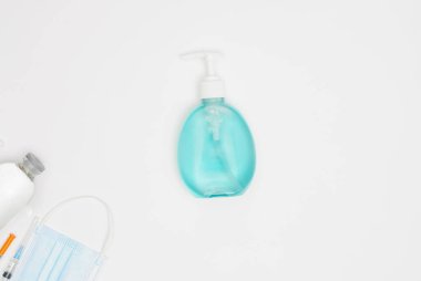 Beyaz arka plan covid-19 koronavirüs önleme kavramına izole edilmiş elleri yıkamak için kullanılan alkol dezenfektan jel şişesi düzdü.